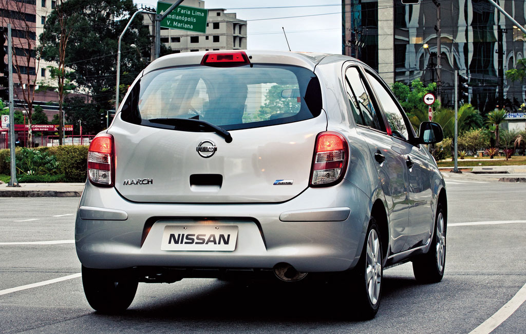 mobil nissan march 2010-2013
