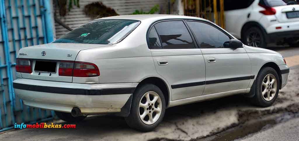 eksterior belakang Toyota Corona Absolute tahun 1994-1996